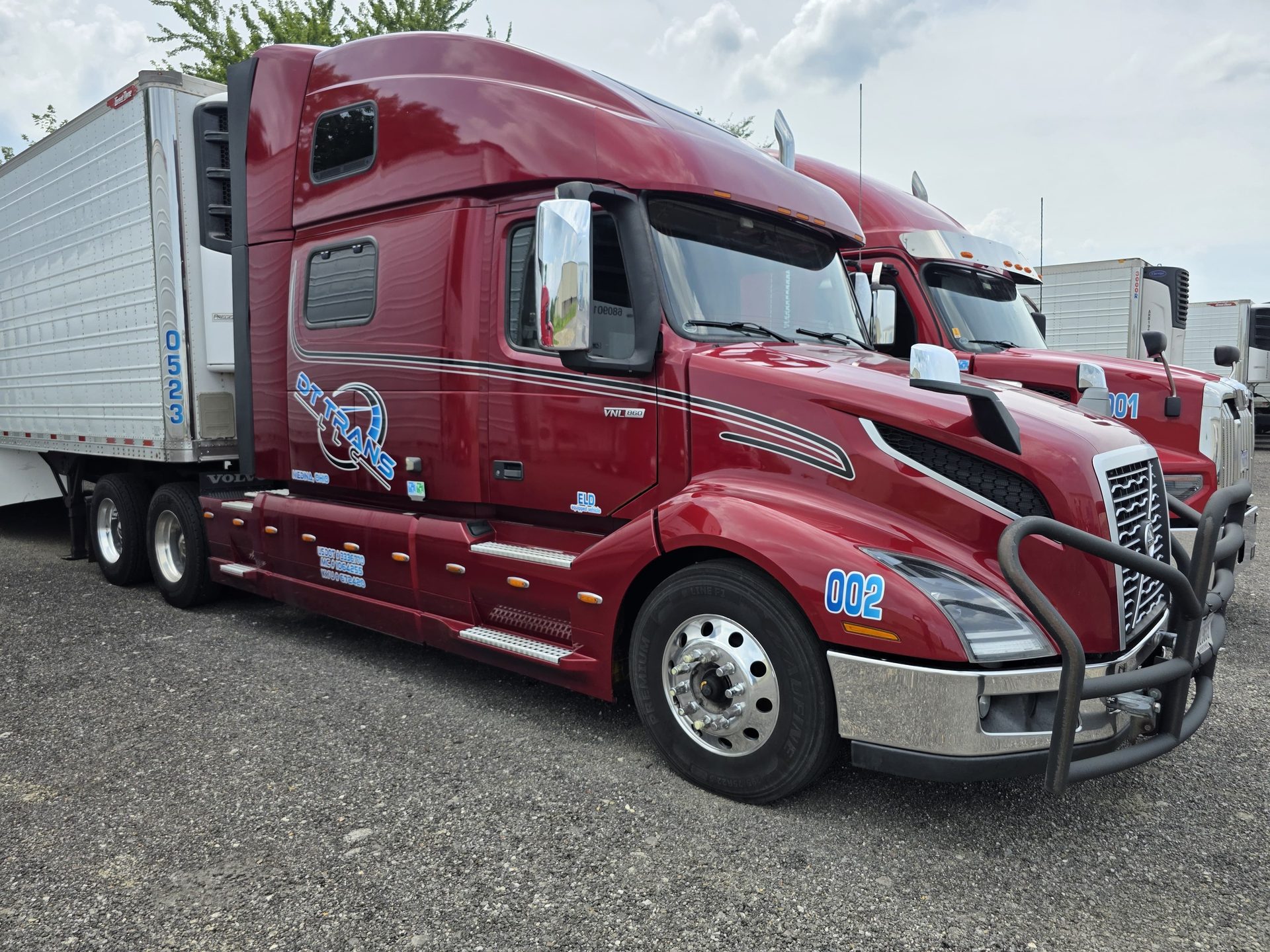 DT Trans LLC Freightliner Cascadia refrigerated tractor-trailer, side profile