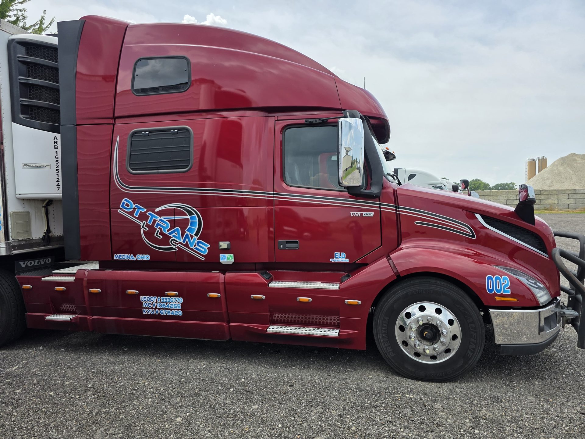 DT Trans LLC Volvo VNL 860 refrigerated tractor, side profile