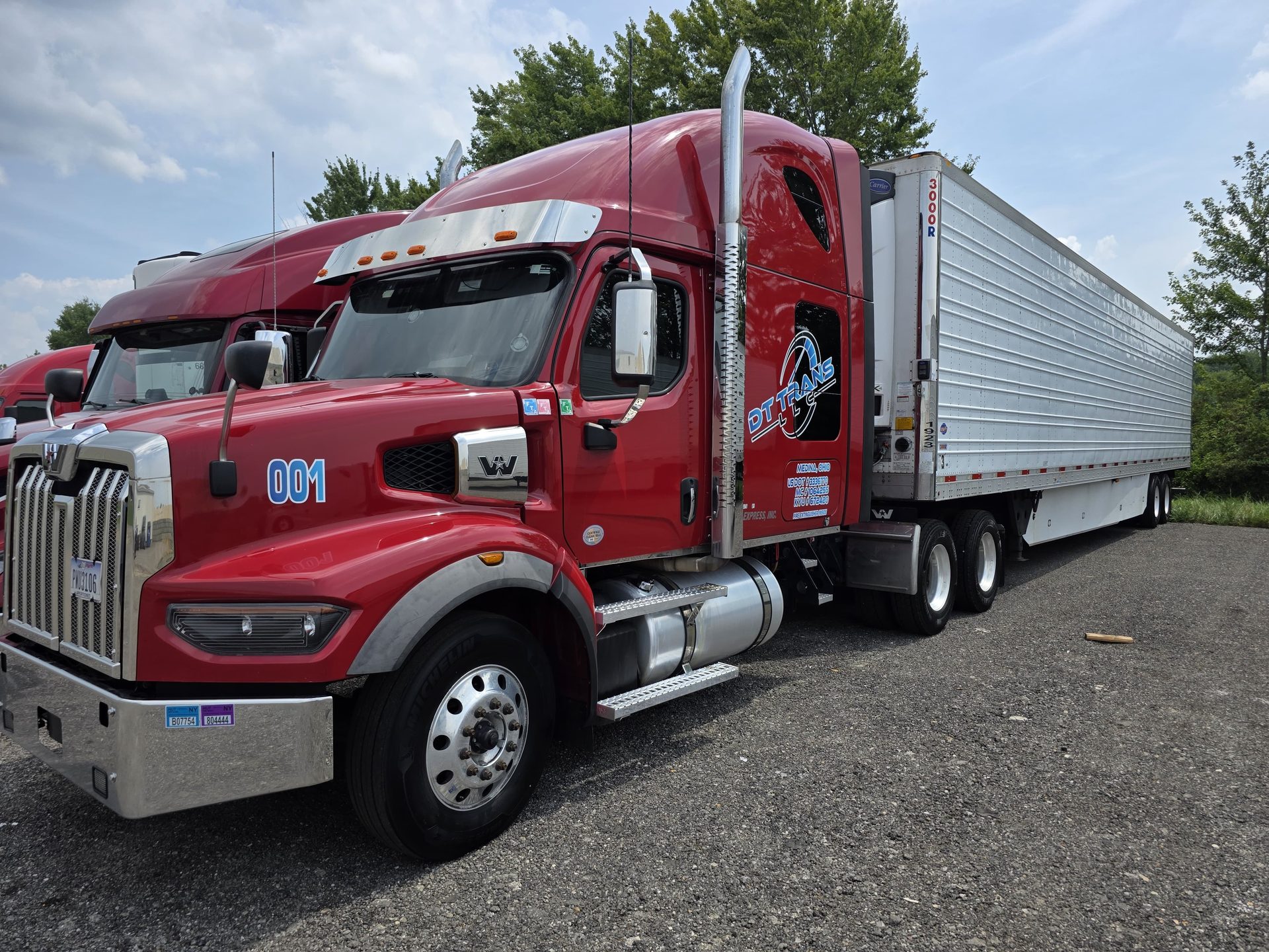 DT Trans LLC Western Star 49X refrigerated tractor-trailer, front three-quarter view